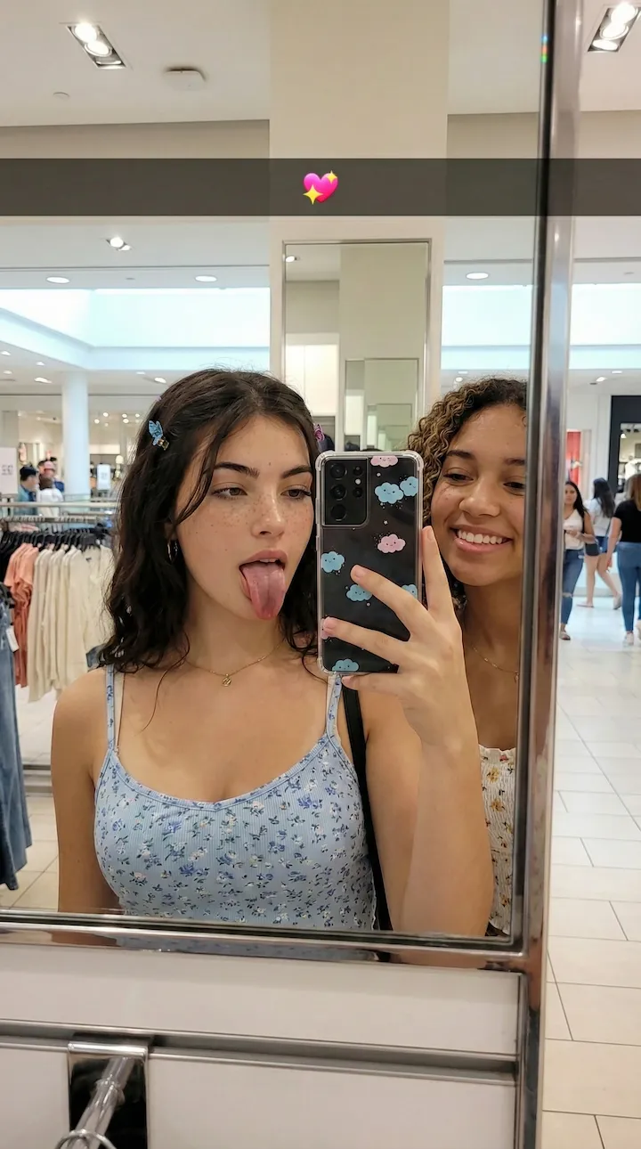 Zara comparte una selfie de compras con una amiga